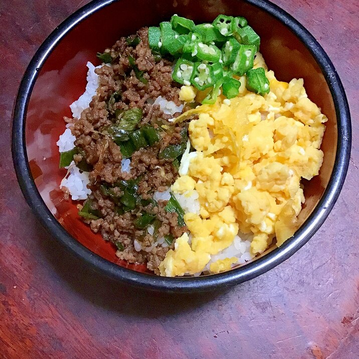 今日の三色丼＠オクラ＆九条ネギ豚そぼろ＆炒り卵。